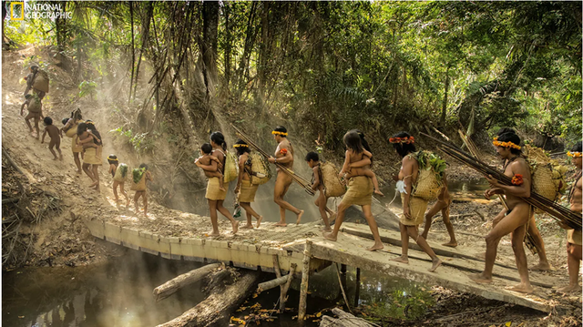 Bộ tộc biệt lập nhất ở Amazon khiến thế giới ngỡ ngàng với hình ảnh người trẻ dùng smartphone nhoay nhoáy - Ảnh 3.
