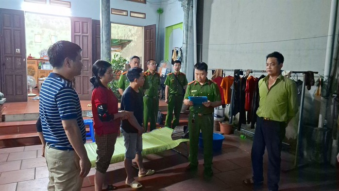 Cận cảnh bên trong cơ sở sản xuất hơn 500 tấn giá đỗ có sử dụng chất độc hại - Ảnh 1.