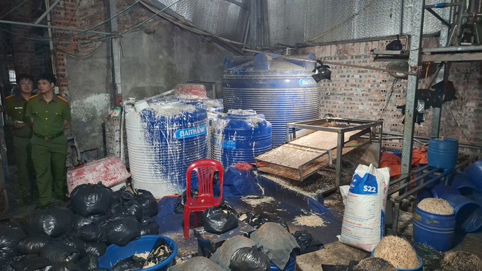 Cận cảnh bên trong cơ sở sản xuất hơn 500 tấn giá đỗ có sử dụng chất độc hại - Ảnh 4.