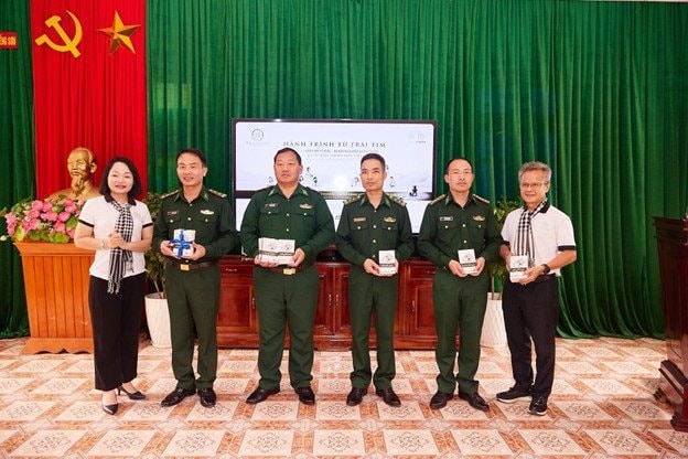 Hành trình Từ Trái Tim: Những cuốn sách quý tiếp thêm bản lĩnh cho chiến sĩ nơi tuyến đầu Tổ quốc - Ảnh 4.