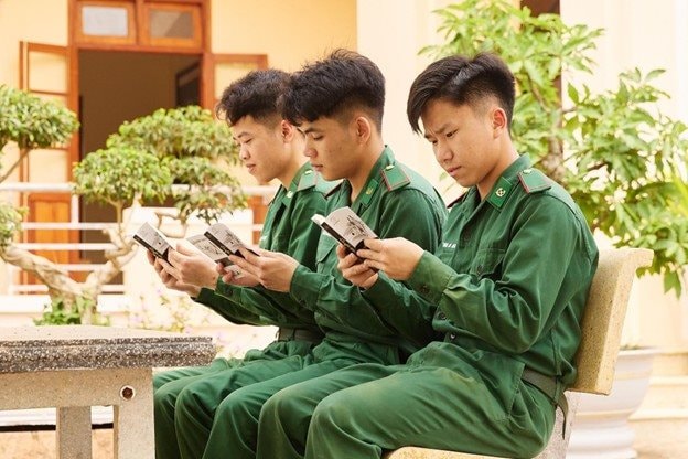 Hành trình Từ Trái Tim: Những cuốn sách quý tiếp thêm bản lĩnh cho chiến sĩ nơi tuyến đầu Tổ quốc - Ảnh 5.