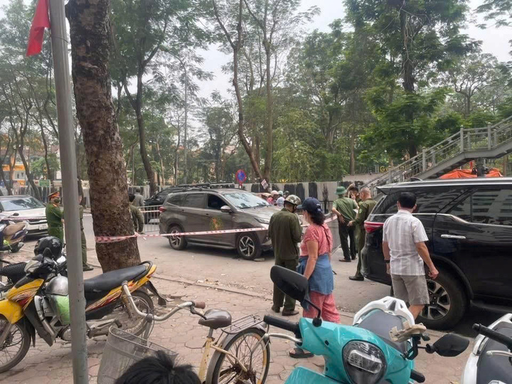 Tài xế ô tô bị tấn công bằng dao ở Hà Nội: Điều tra vụ việc nghiêm trọng - Ảnh 1. Tài xế ô tô bị tấn công bằng dao ở Hà Nội: Điều tra vụ việc nghiêm trọng - Ảnh 1.