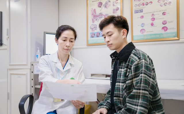 Đeo tai nghe suốt 5 giờ chơi game, chàng trai 26 tuổi đột ngột mất thính lực - Ảnh 1.