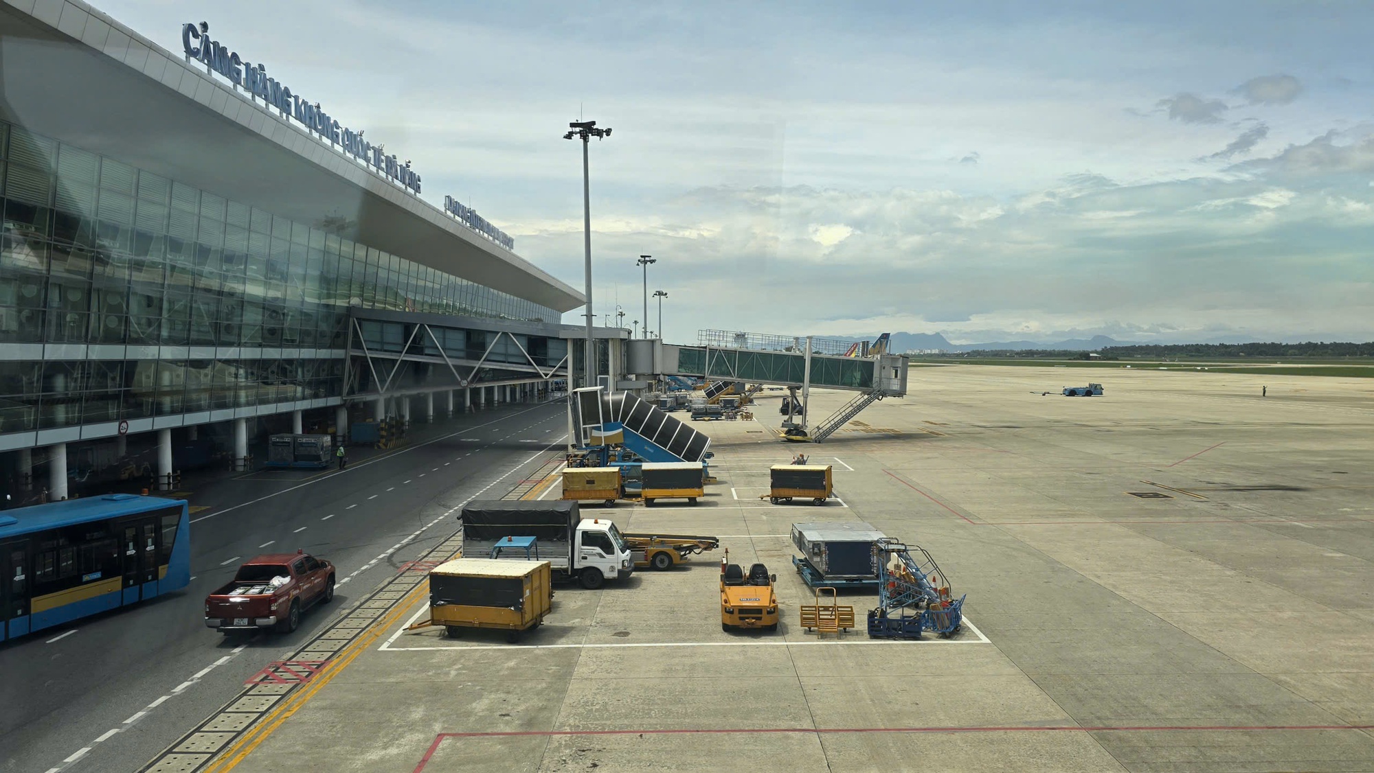 Sân bay Đà Nẵng thí điểm dùng VNeID đi máy bay từ 1-6 - Ảnh 1. Sân bay Đà Nẵng thí điểm dùng VNeID đi máy bay từ 1-6 - Ảnh 1.