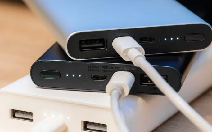 Trung Quốc siết chuẩn sạc dự phòng - Ảnh 1.