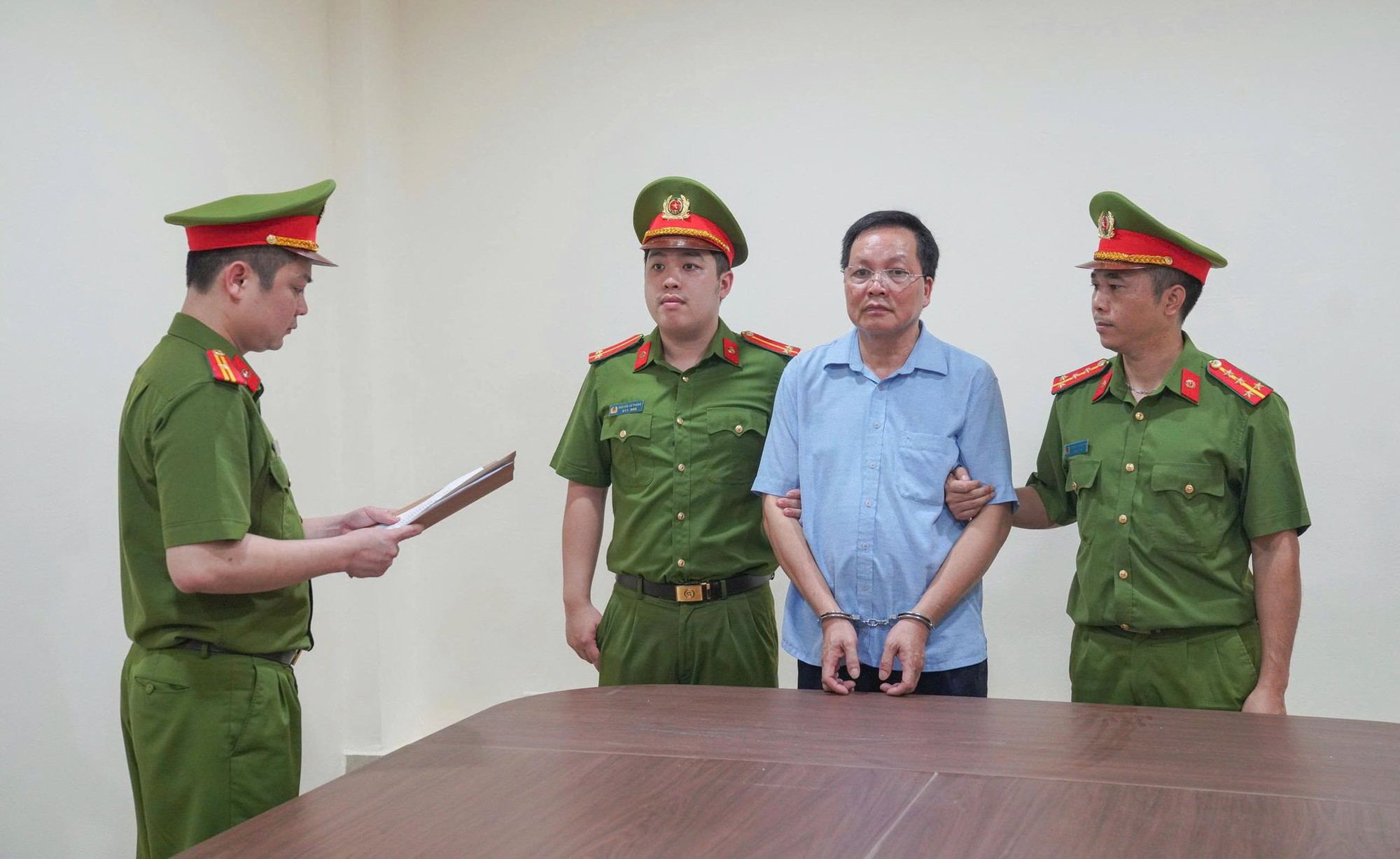 Chân dung Hiệu trưởng Trần Thu Đông và kế toán Hoàng Thị Xuân Hòa vừa bị bắt giam, khám xét khẩn cấp - Ảnh 4.