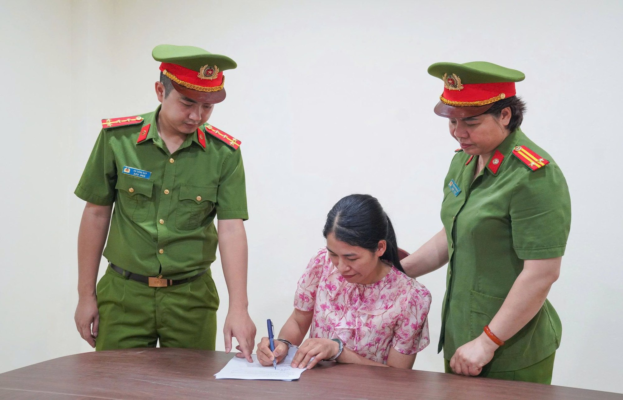 Chân dung Hiệu trưởng Trần Thu Đông và kế toán Hoàng Thị Xuân Hòa vừa bị bắt giam, khám xét khẩn cấp - Ảnh 7.