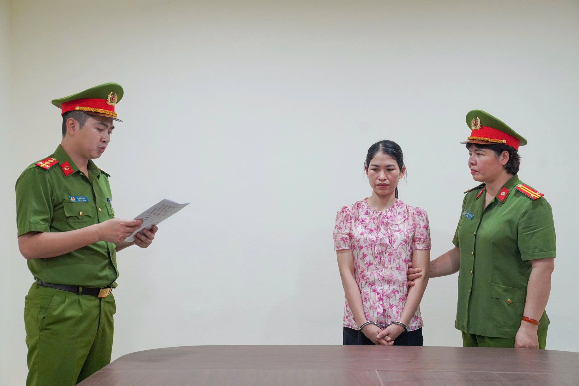 Chân dung Hiệu trưởng Trần Thu Đông và kế toán Hoàng Thị Xuân Hòa vừa bị bắt giam, khám xét khẩn cấp - Ảnh 6.