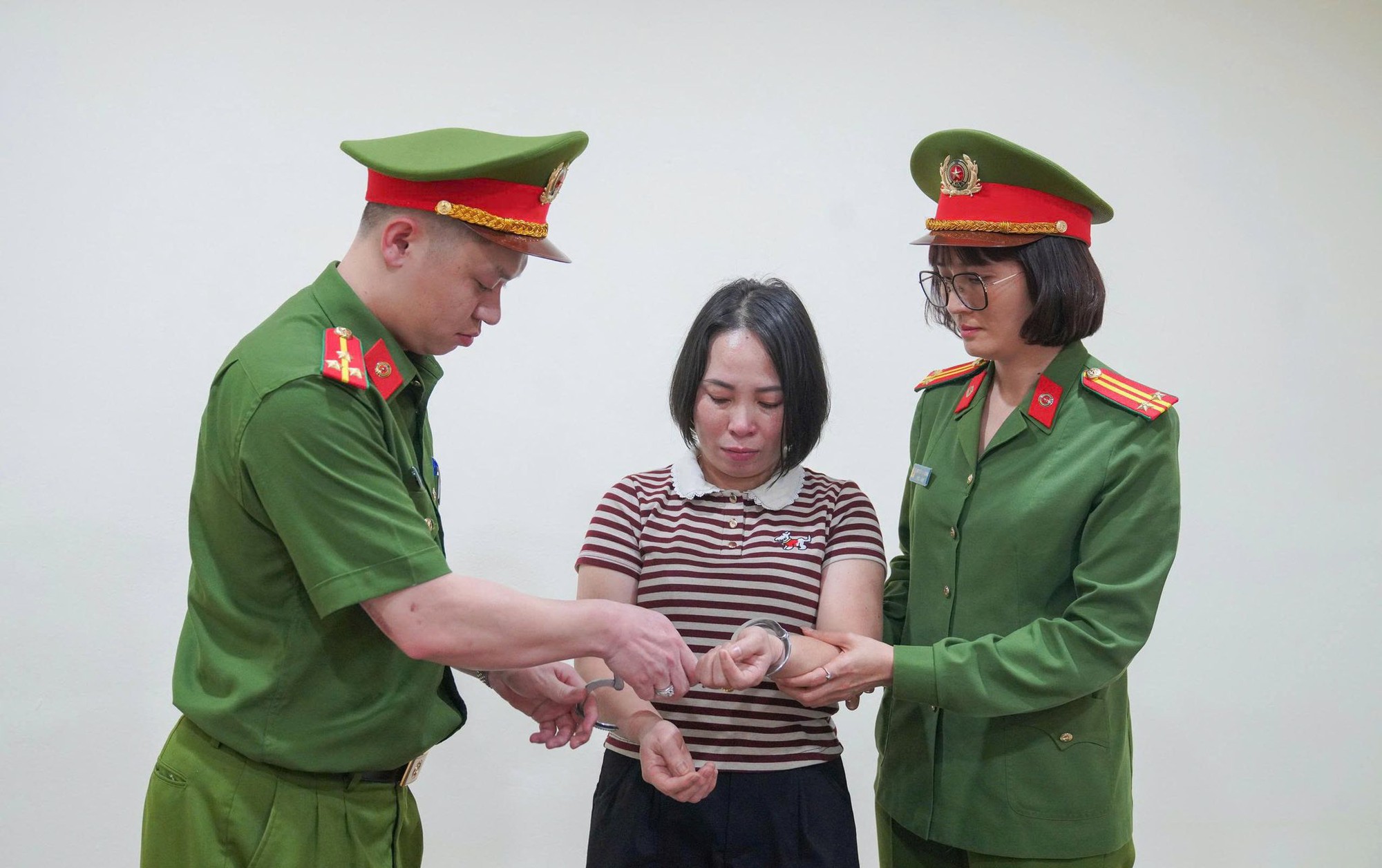 Chân dung Hiệu trưởng Trần Thu Đông và kế toán Hoàng Thị Xuân Hòa vừa bị bắt giam, khám xét khẩn cấp - Ảnh 3.