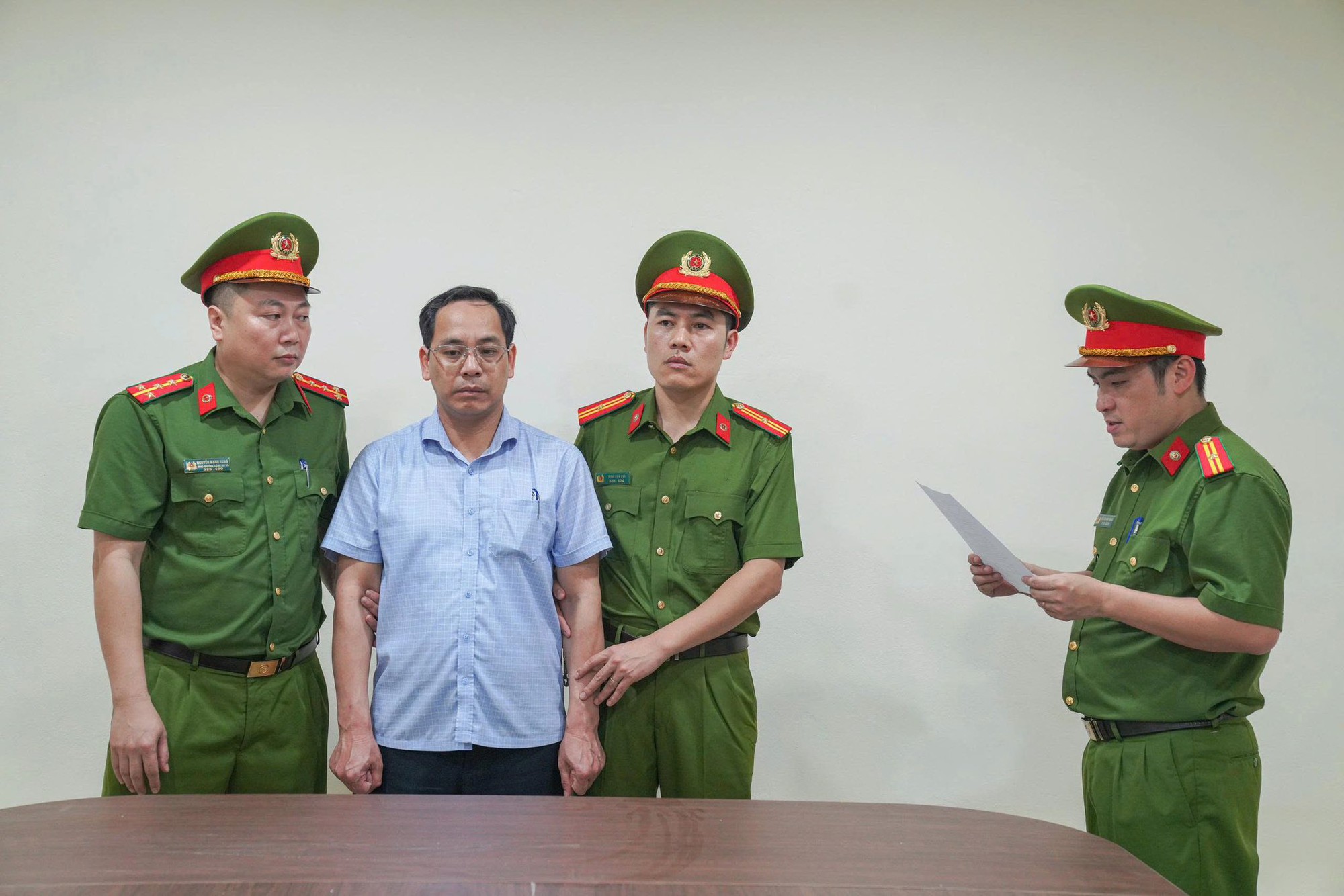 Bắt nhiều cán bộ liên quan sai phạm tại cơ sở bảo trợ xã hội và trường dân tộc nội trú - Ảnh 2.