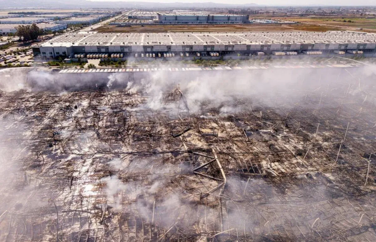 Hỏa hoạn thiêu rụi kho giấy vệ sinh phục vụ 50 triệu người tại California - Ảnh 2.