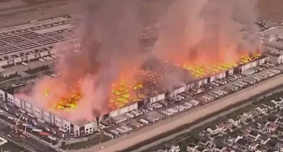 Hỏa hoạn thiêu rụi kho giấy vệ sinh phục vụ 50 triệu người tại California - Ảnh 1.