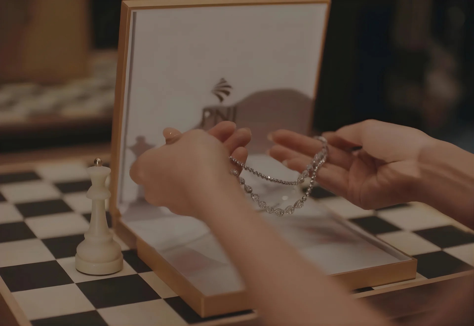 LyLy và hành trình sống tự do: Rời bàn cờ để tìm lại chính mình - Ảnh 3.