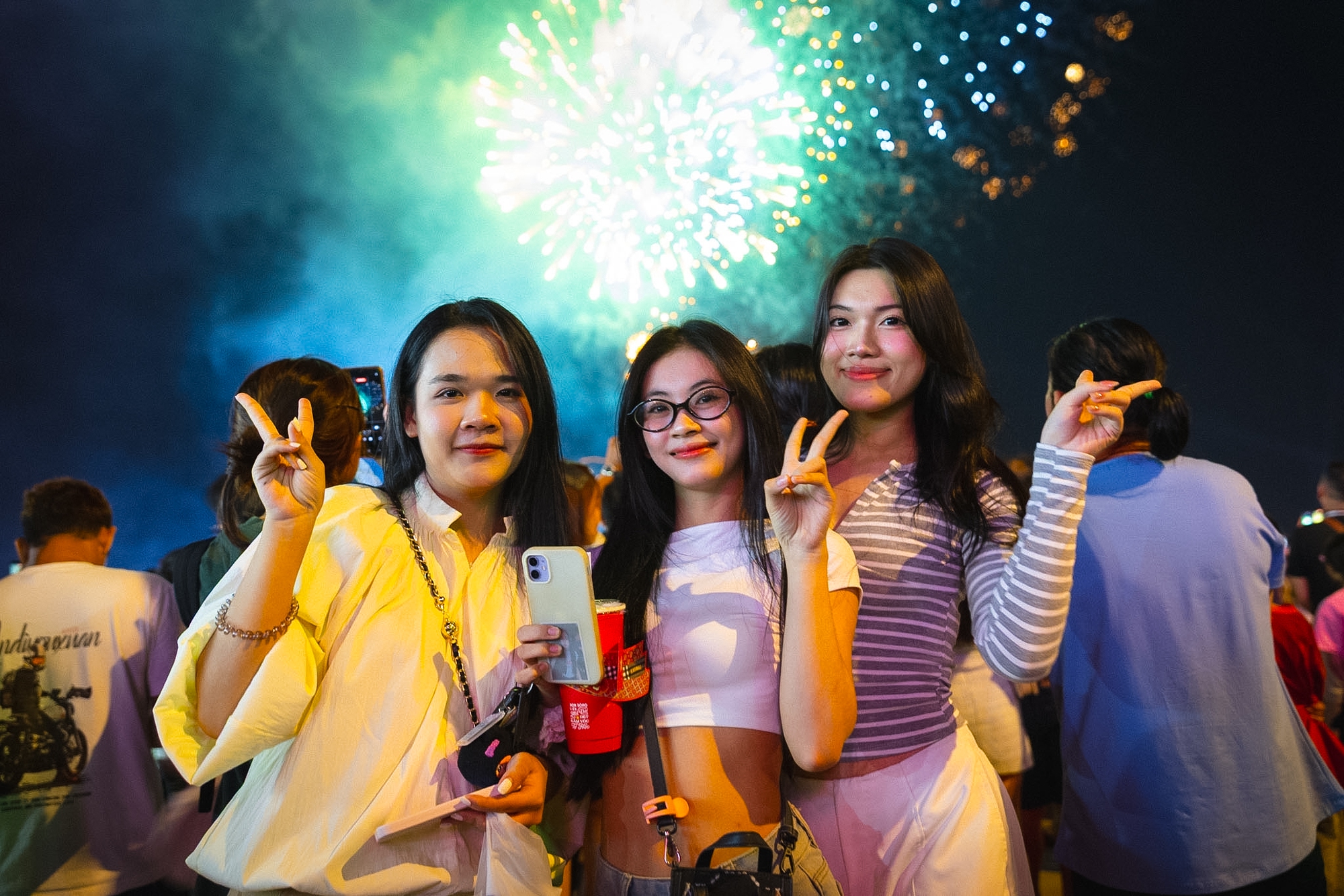 Rực rỡ pháo hoa trên bầu trời TP.HCM đêm 30/4 - Ảnh 21.