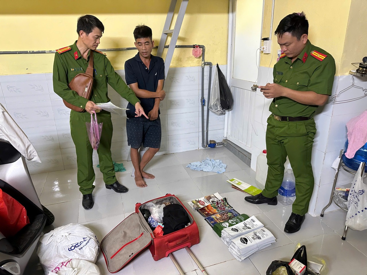 Đồng loạt khám xét nơi ở của Nguyễn Thị Thanh Thủy SN 1988 và nhà của anh trai, mẹ ruột - Ảnh 1.