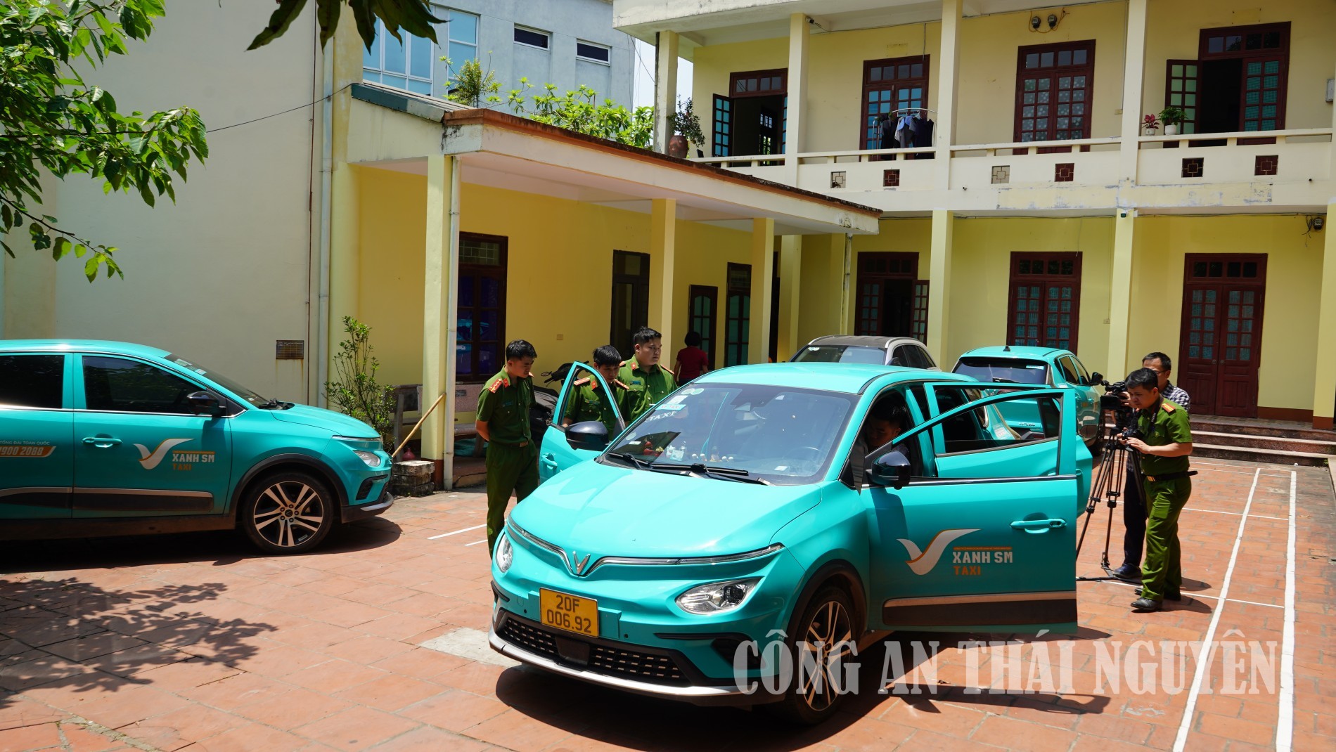 Bắt 4 tài xế taxi GSM dùng thiết bị phá sóng chiếm đoạt tài sản của hãng taxi - Ảnh 1.