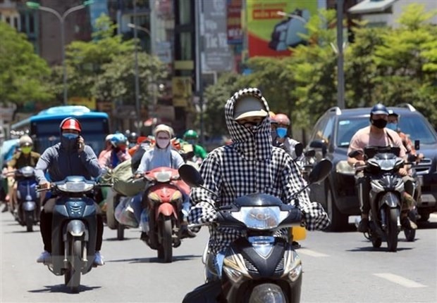Nắng nóng gay gắt bao trùm cả nước 2026 , nhiệt độ vượt 37 độ C - Ảnh 1.
