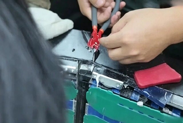 Blogger Trung Quốc dùng cưa, búa tháo dỡ pin BYD Blade thế hệ hai suốt 8 tiếng không gây cháy - Ảnh 2.