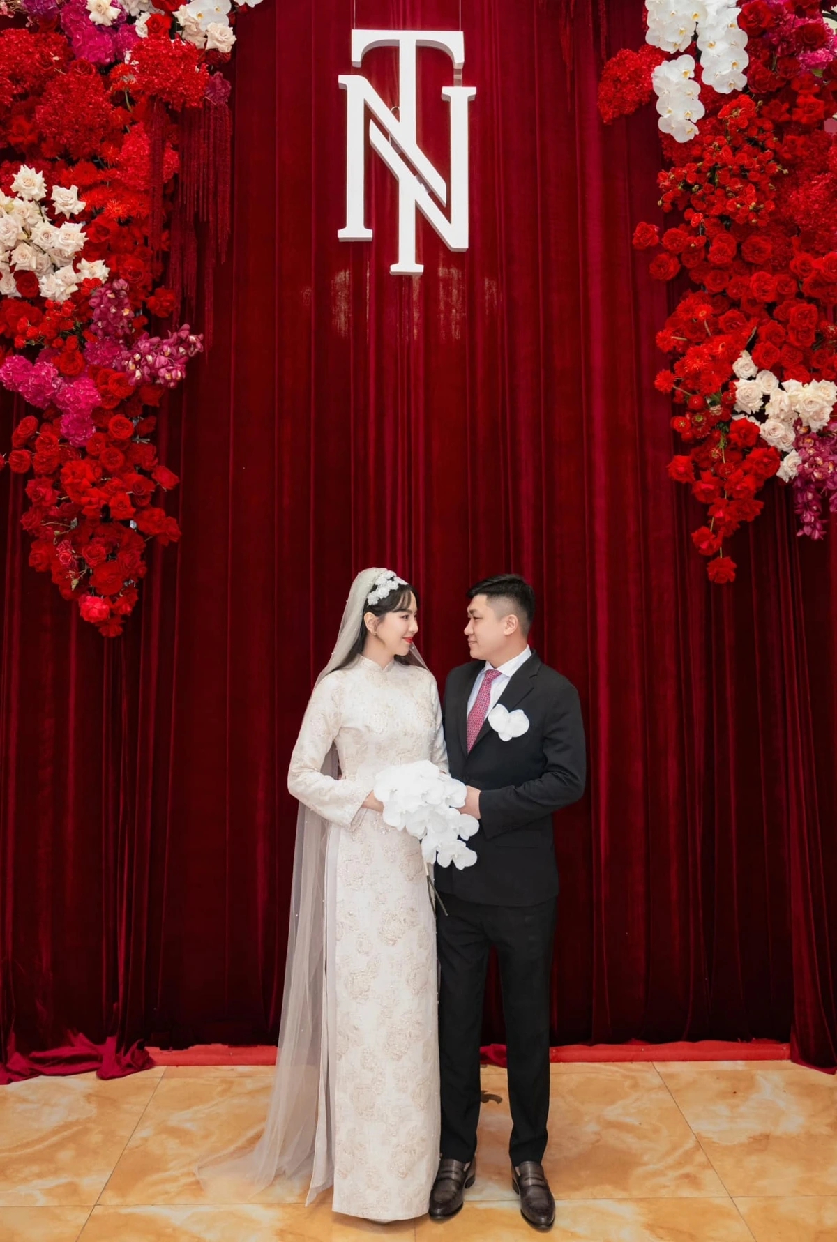 Nữ MC truyền hình cưới chồng thiếu gia kém tuổi, sống hạnh phúc trong biệt thự trắng nguy nga như lâu đài giữa Bắc Ninh - Ảnh 1.