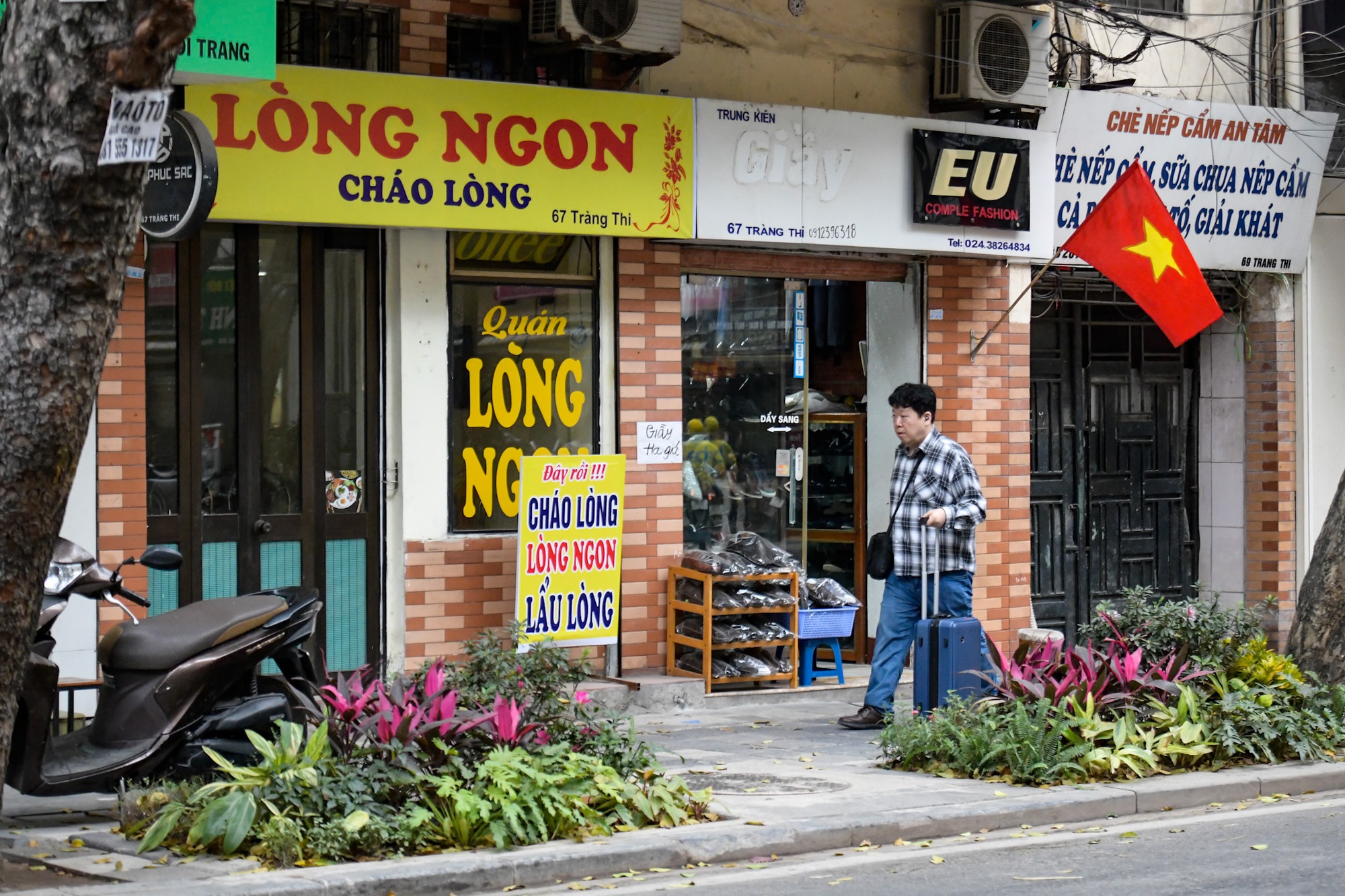 Ngán cảnh buôn bán thấp thỏm, tiểu thương phố cổ Hà Nội trông chờ được thuê vỉa hè - Ảnh 3.