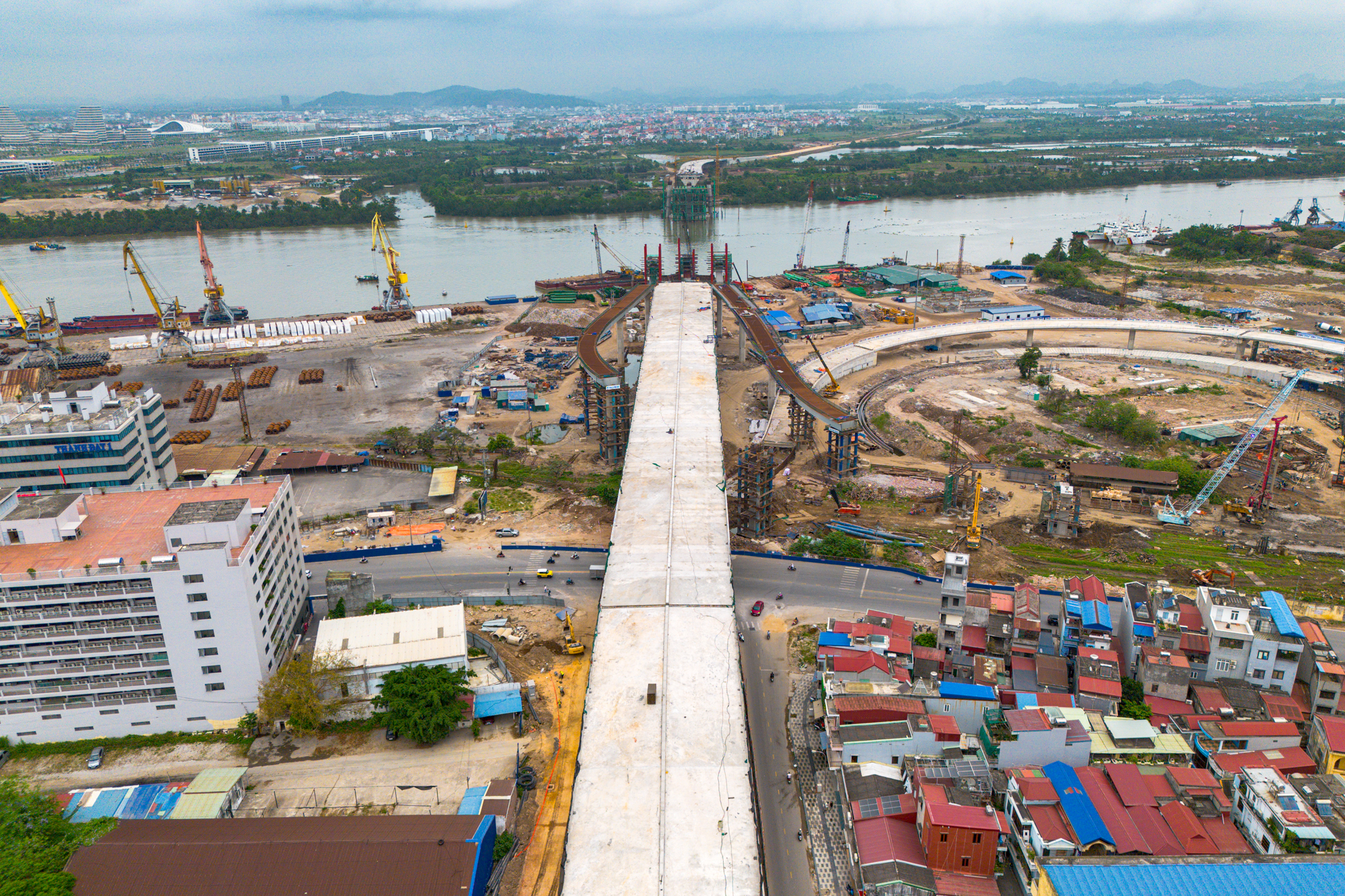 Toàn cảnh công trường cầu dây văng rộng nhất Hải Phòng: Tháp cao bằng tòa nhà 40 tầng, nằm sát vách dự án hơn 2 tỷ USD của Vingroup - Ảnh 3.