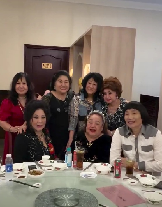 Bà trùm quyền lực từ Mỹ về nước, gặp mặt hai NSND- Ảnh 2. Bà trùm quyền lực từ Mỹ về nước, gặp mặt hai NSND- Ảnh 2.