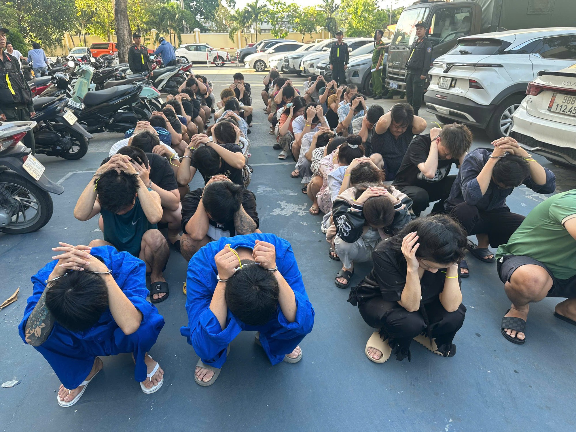 Công an TPHCM bắt ca sĩ - Ảnh 2.