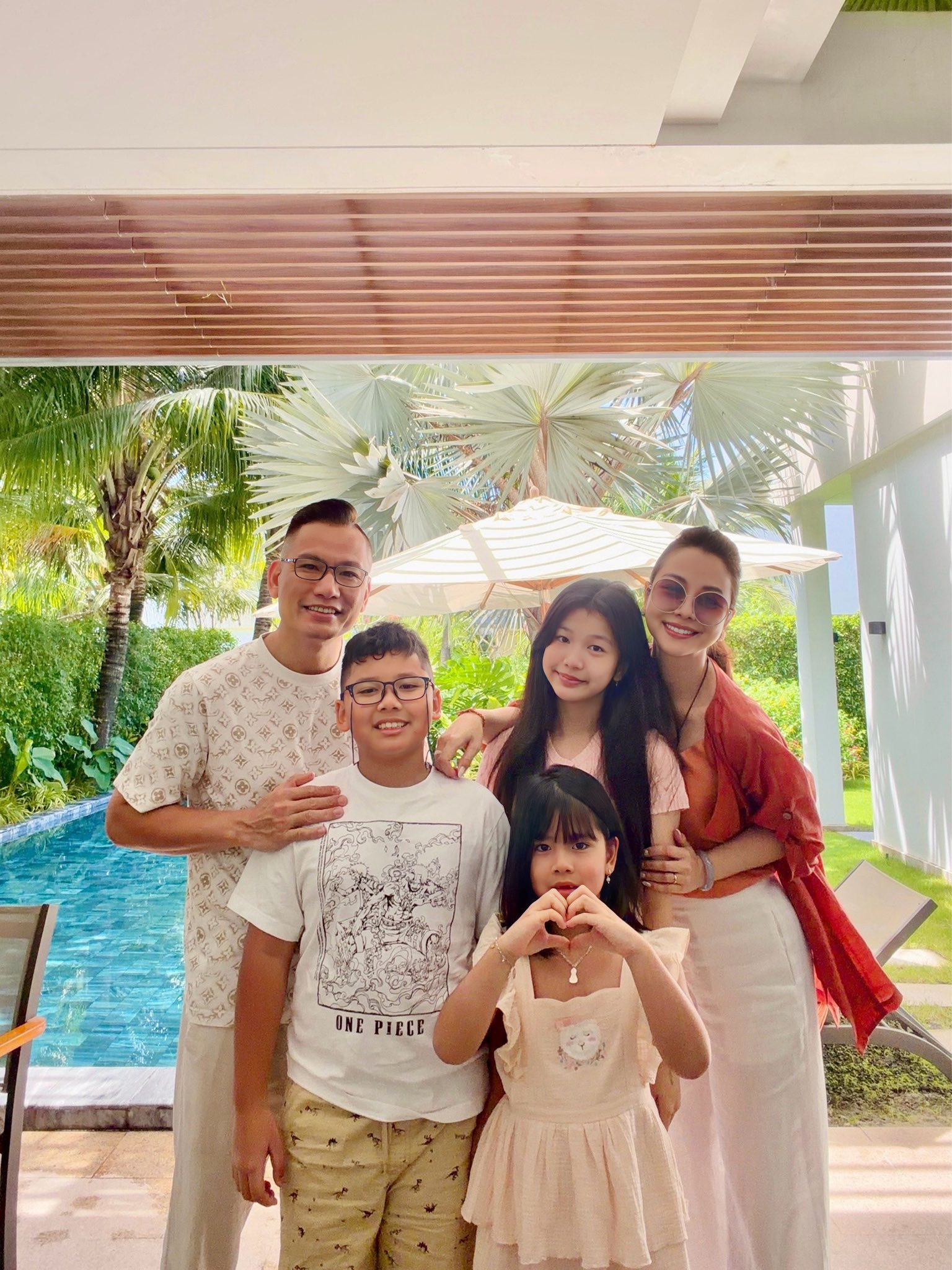 Hoa hậu đẹp bậc nhất Việt Nam tình tứ bên chồng đại gia: "Tụi mình vẫn còn chơi với nhau" - Ảnh 5.