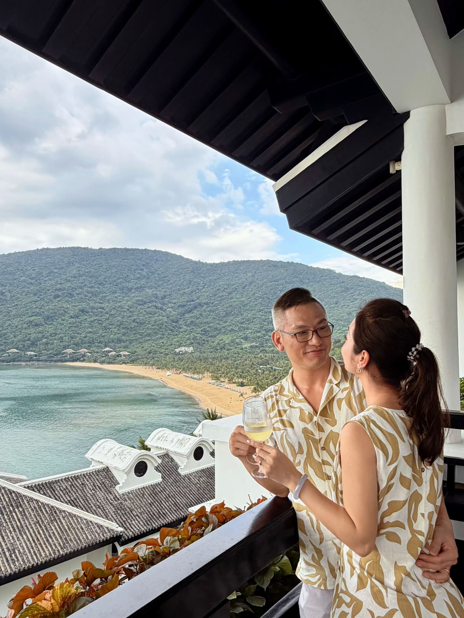 Hoa hậu đẹp bậc nhất Việt Nam tình tứ bên chồng đại gia: "Tụi mình vẫn còn chơi với nhau" - Ảnh 2.