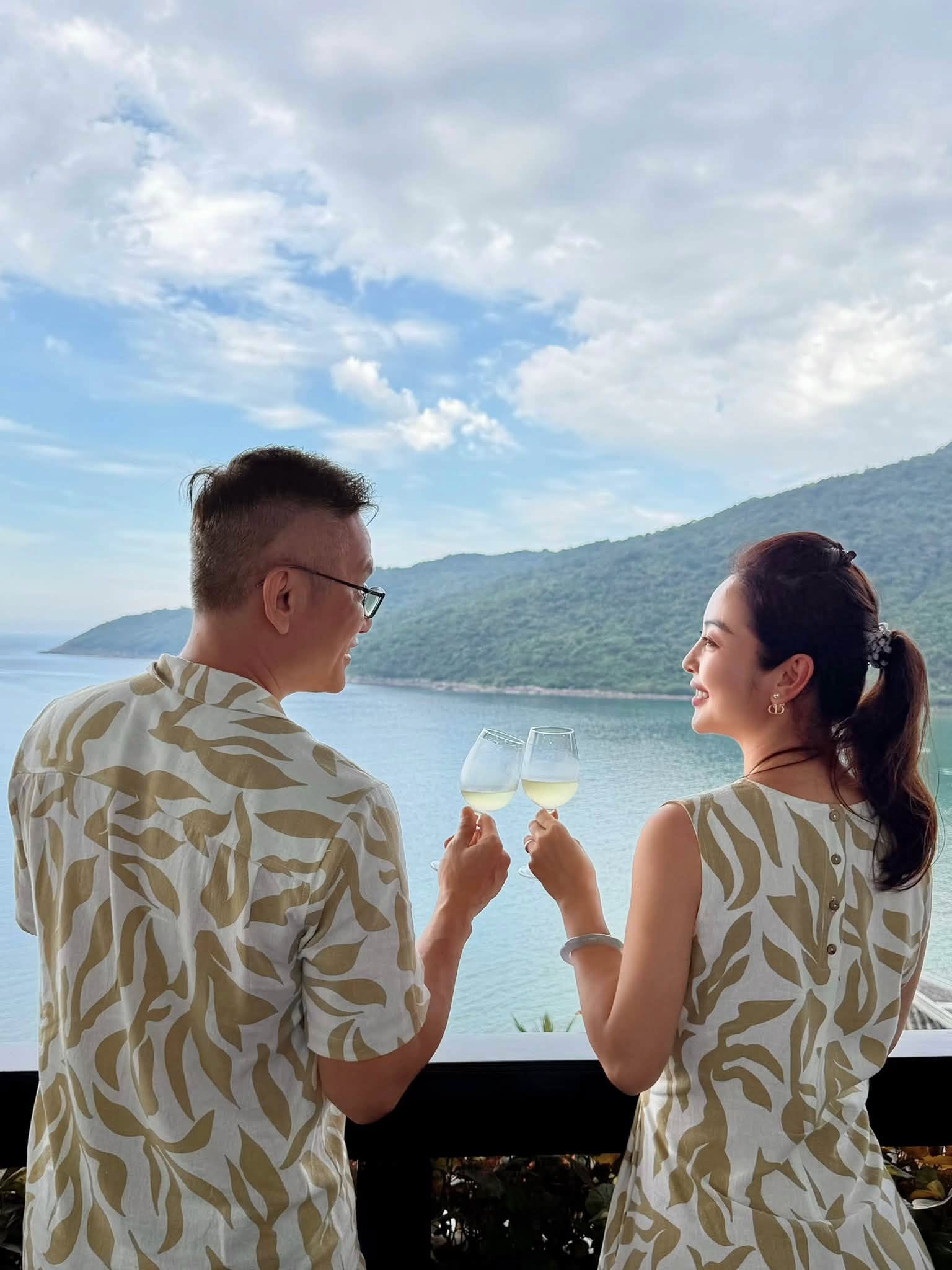 Hoa hậu đẹp bậc nhất Việt Nam tình tứ bên chồng đại gia: "Tụi mình vẫn còn chơi với nhau" - Ảnh 1.