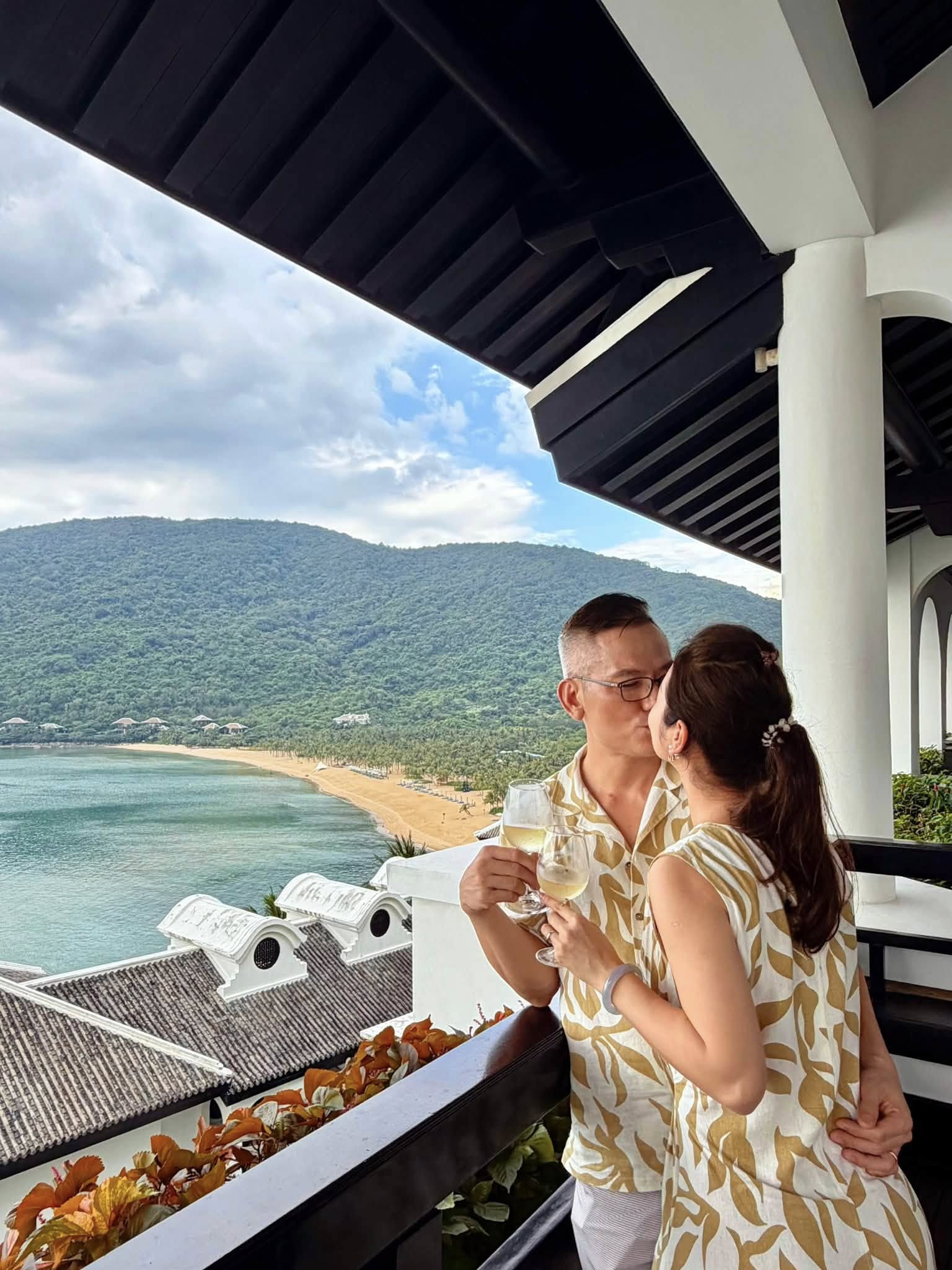 Hoa hậu đẹp bậc nhất Việt Nam tình tứ bên chồng đại gia: "Tụi mình vẫn còn chơi với nhau" - Ảnh 3.