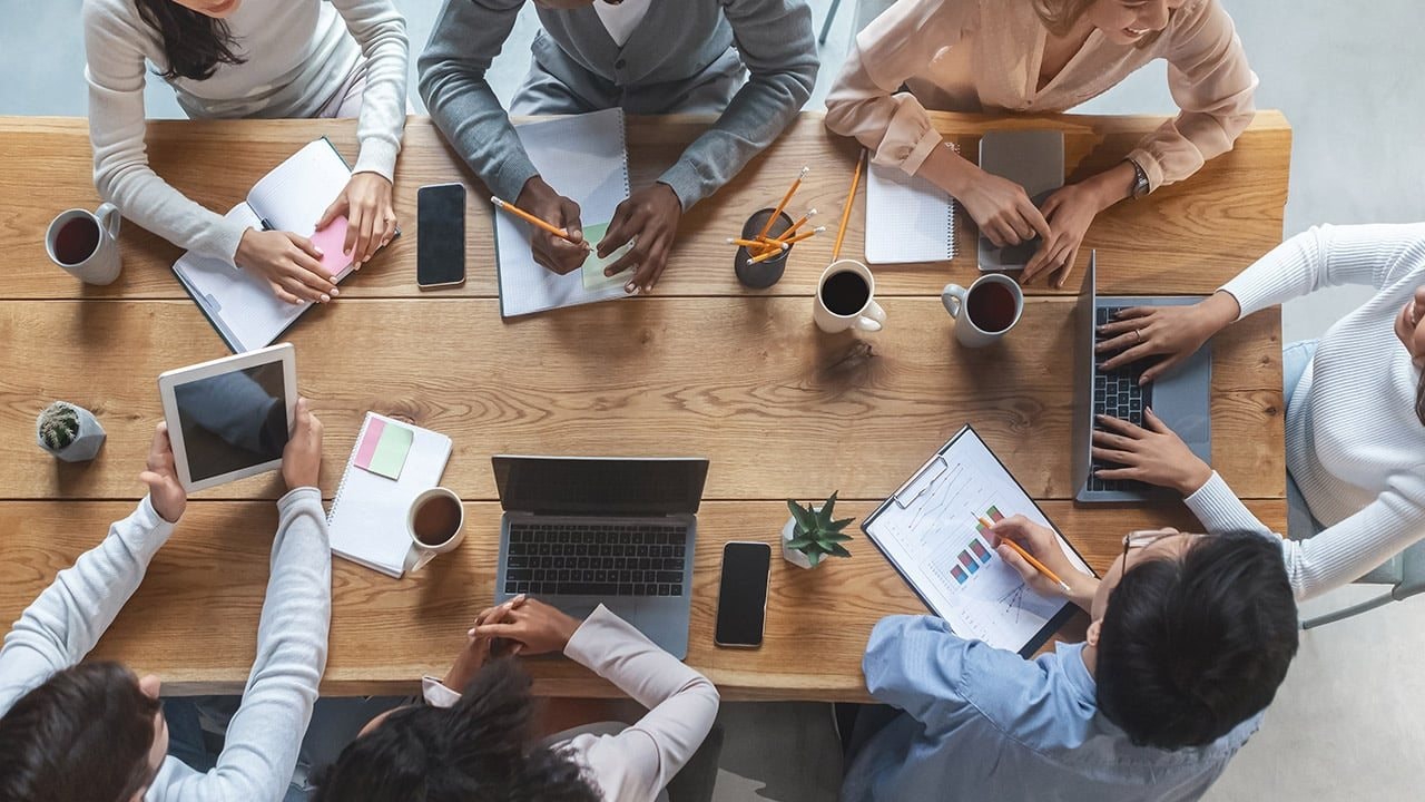 Cựu CEO Google phản đối AI tại lễ tốt nghiệp: Gen Z không còn tin tưởng tương lai công nghệ - Ảnh 2. Cựu CEO Google phản đối AI tại lễ tốt nghiệp: Gen Z không còn tin tưởng tương lai công nghệ - Ảnh 2.