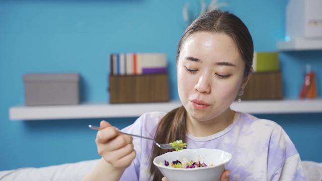 "Ăn ít như mèo", người phụ nữ 55 tuổi vẫn thừa 35% mỡ: Chuyển sang ăn "hai thứ này" đã loại bỏ bụng dưới và giảm mỡ nhanh chóng- Ảnh 3.