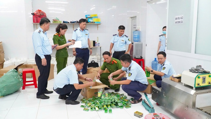 Triệt phá buôn lậu Tây Ninh với 3 đường dây thuốc lá , phân bón và dầu gió giả - Ảnh 1.