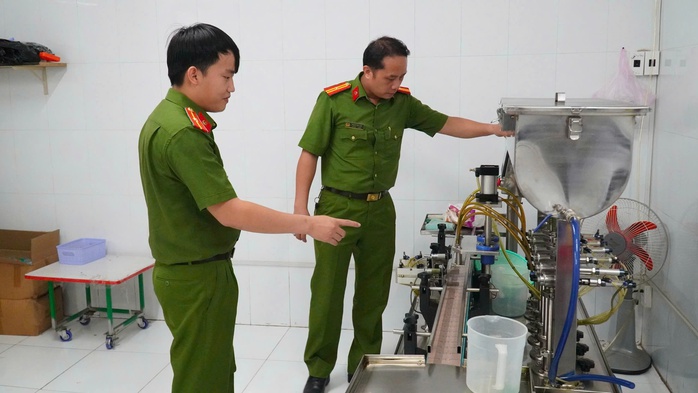 Triệt phá buôn lậu Tây Ninh với 3 đường dây thuốc lá , phân bón và dầu gió giả - Ảnh 8.