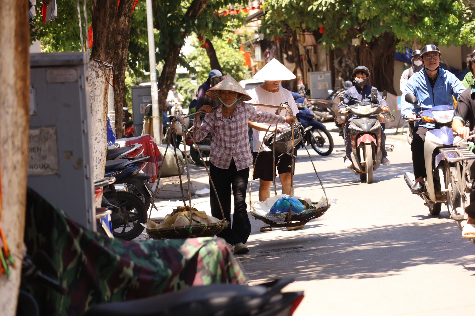 Nắng nóng Hà Nội 2026 khiến người lao động chật vật mưu sinh giữa chảo lửa - Ảnh 7. Nắng nóng Hà Nội 2026 khiến người lao động chật vật mưu sinh giữa chảo lửa - Ảnh 7.