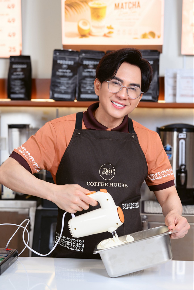Ca sĩ hạng A đi bán cà phê ở phường Tân Định, TP.HCM được 200 người ủng hộ: Thần tượng giới trẻ một thời, tài sản đếm không xuể- Ảnh 2.