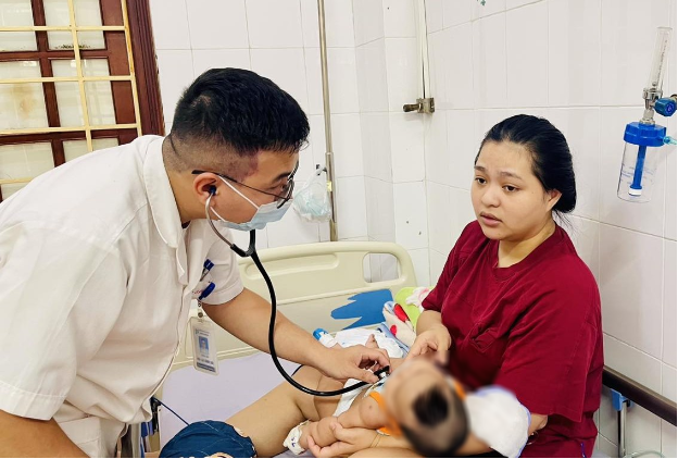 Cảnh báo gia tăng viêm phổi do RSV ở trẻ dưới 1 tuổi khi giao mùa