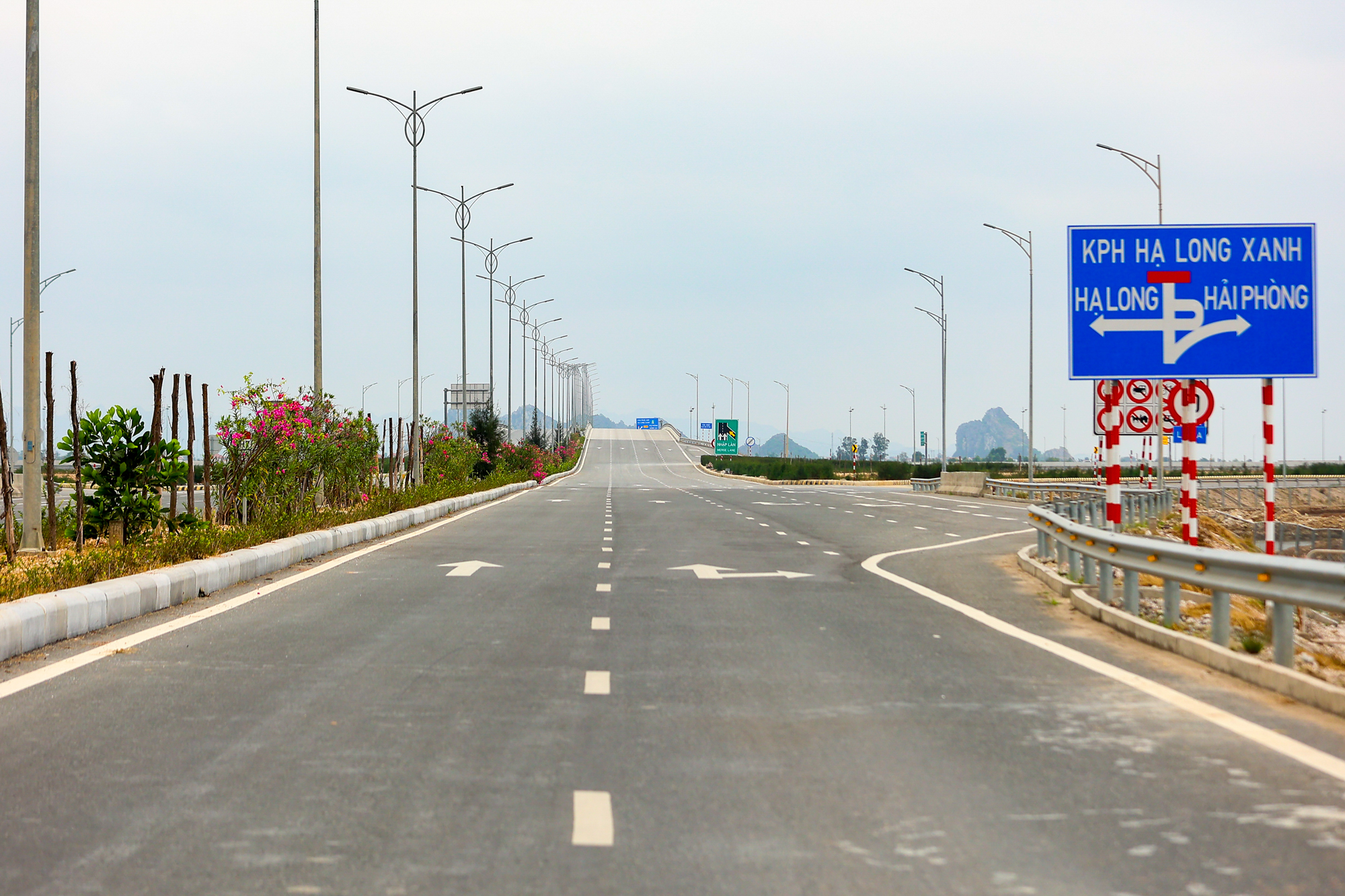 Cận cảnh nút giao rộng gấp 7 lần hồ Hoàn Kiếm, có đường nhánh dài gấp 6 lần nhịp chính cầu Nhật Tân, kết nối trực tiếp tới  siêu đô thị 18 tỷ USD tại Quảng Ninh- Ảnh 8.