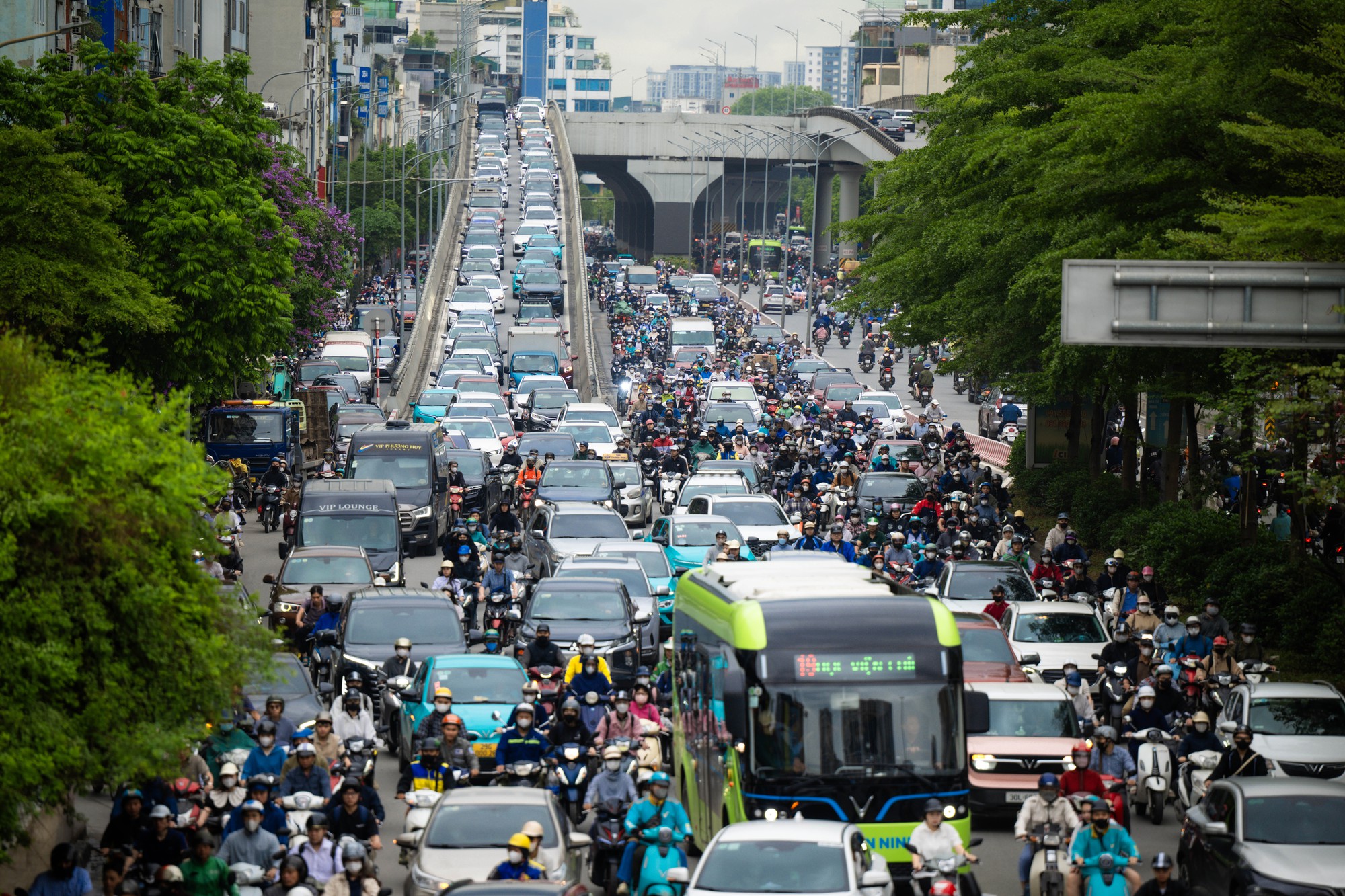 Cảnh tượng trên đường phố Hà Nội trong ngày đầu đi làm sau kỳ nghỉ lễ- Ảnh 3.
