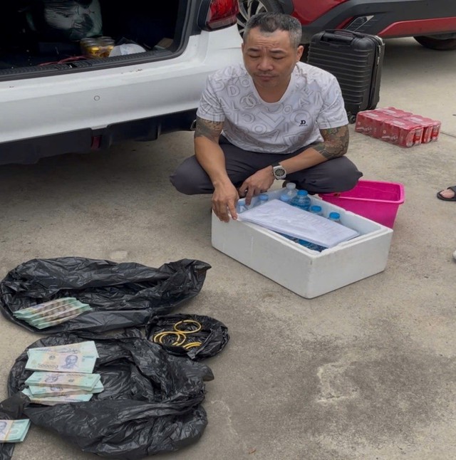 Mang 2,4 kg vàng trong túi vải, Hoàng Tuấn Anh SN 1991 ngay lập tức bị bắt - Ảnh 2.