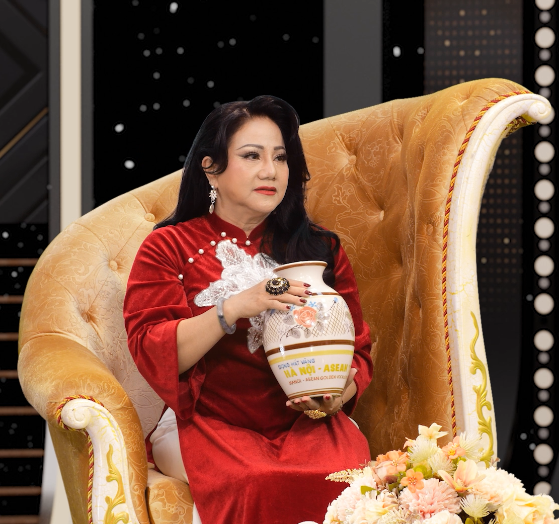 Nữ ca sĩ phải cầm bằng khen đi xin tiền nhà tài trợ: Làm 4 show cháy vé ở Đà Nẵng- Ảnh 1.