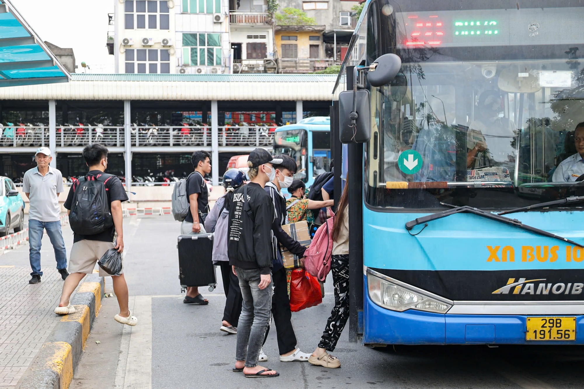 Con số chưa từng có về kỳ nghỉ lễ 30/4 - 1/5 ở Hà Nội - Ảnh 2.
