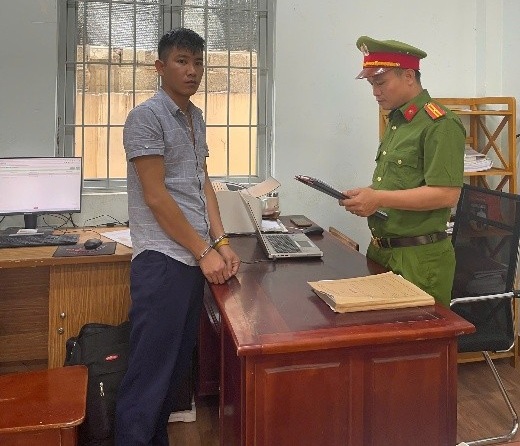 Thi hành Lệnh bắt tạm giam 'cò đất' Trần Văn Sỹ SN 1992 - Ảnh 1.