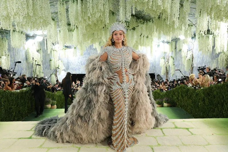 Nhìn lại Met Gala 2026: Dàn sao diễn giải thời trang như nghệ thuật - Ảnh 2.