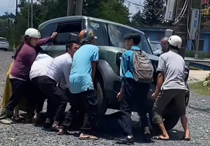 Lâm Đồng: Nhiều người hợp sức cứu nữ sinh mắc kẹt dưới gầm ô tô - Ảnh 2.