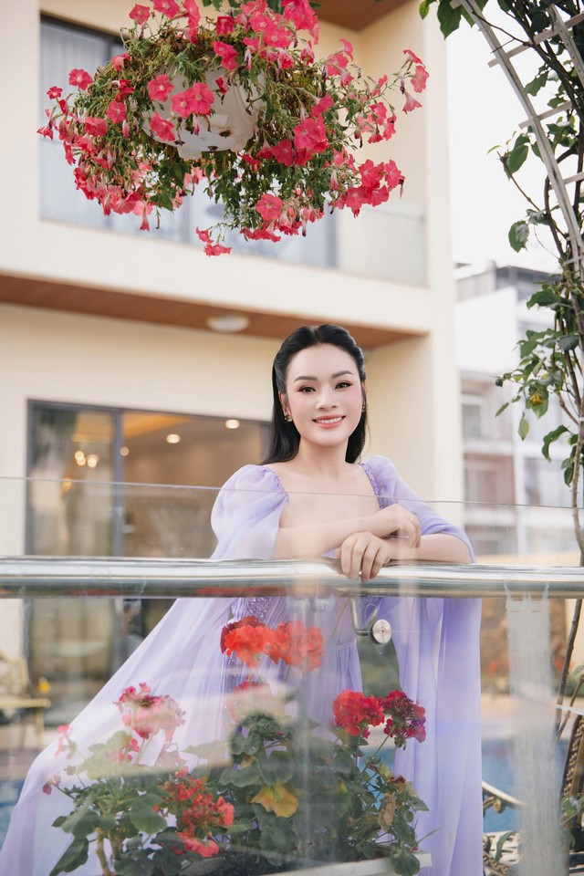 Biệt thự 1000m2, 10 phòng ngủ, có cả sân bóng rổ của nữ NSƯT, trưởng khoa thanh nhạc đình đám - Ảnh 1.