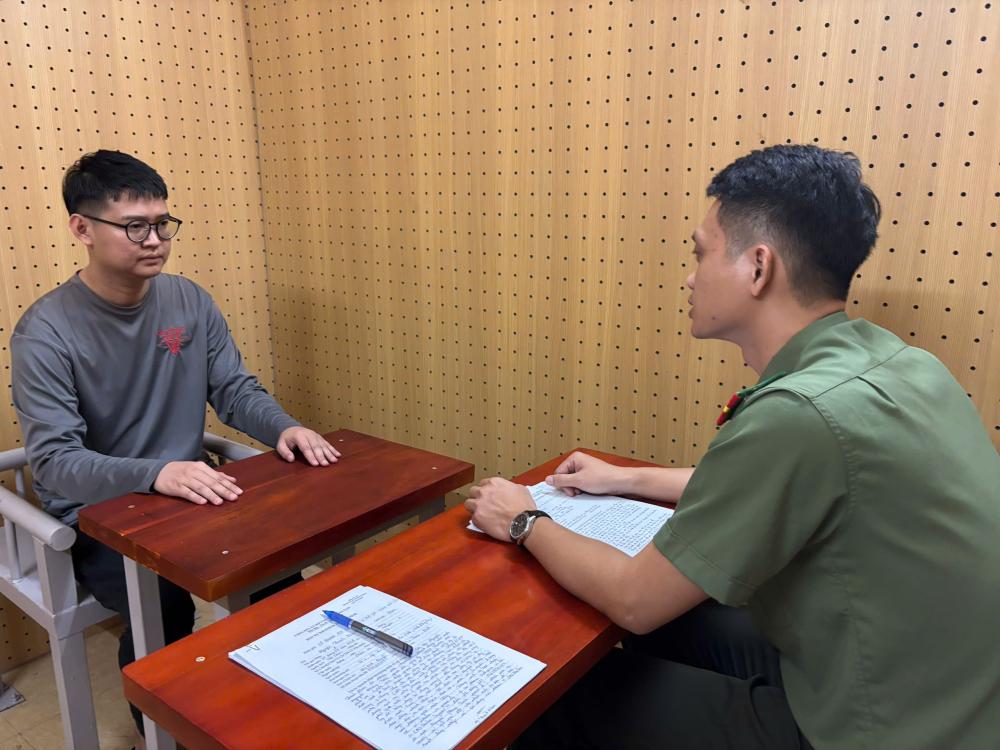 Phá chuyên án đặc biệt lớn tiêu thụ 2.250 tỷ đồng tiền thẻ cào, bắt 'ông trùm' Nguyễn Hoàng Tuấn SN 1987 - Ảnh 4.