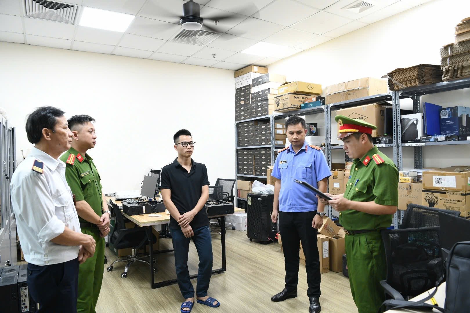 Cận cảnh khám xét khẩn cấp 5 địa điểm trong vụ án xâm phạm bản quyền máy tính đầu tiên ở Việt Nam - Ảnh 7.