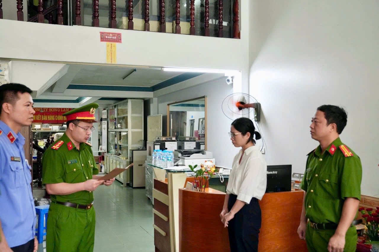 Cận cảnh khám xét khẩn cấp 5 địa điểm trong vụ án xâm phạm bản quyền máy tính đầu tiên ở Việt Nam - Ảnh 1.